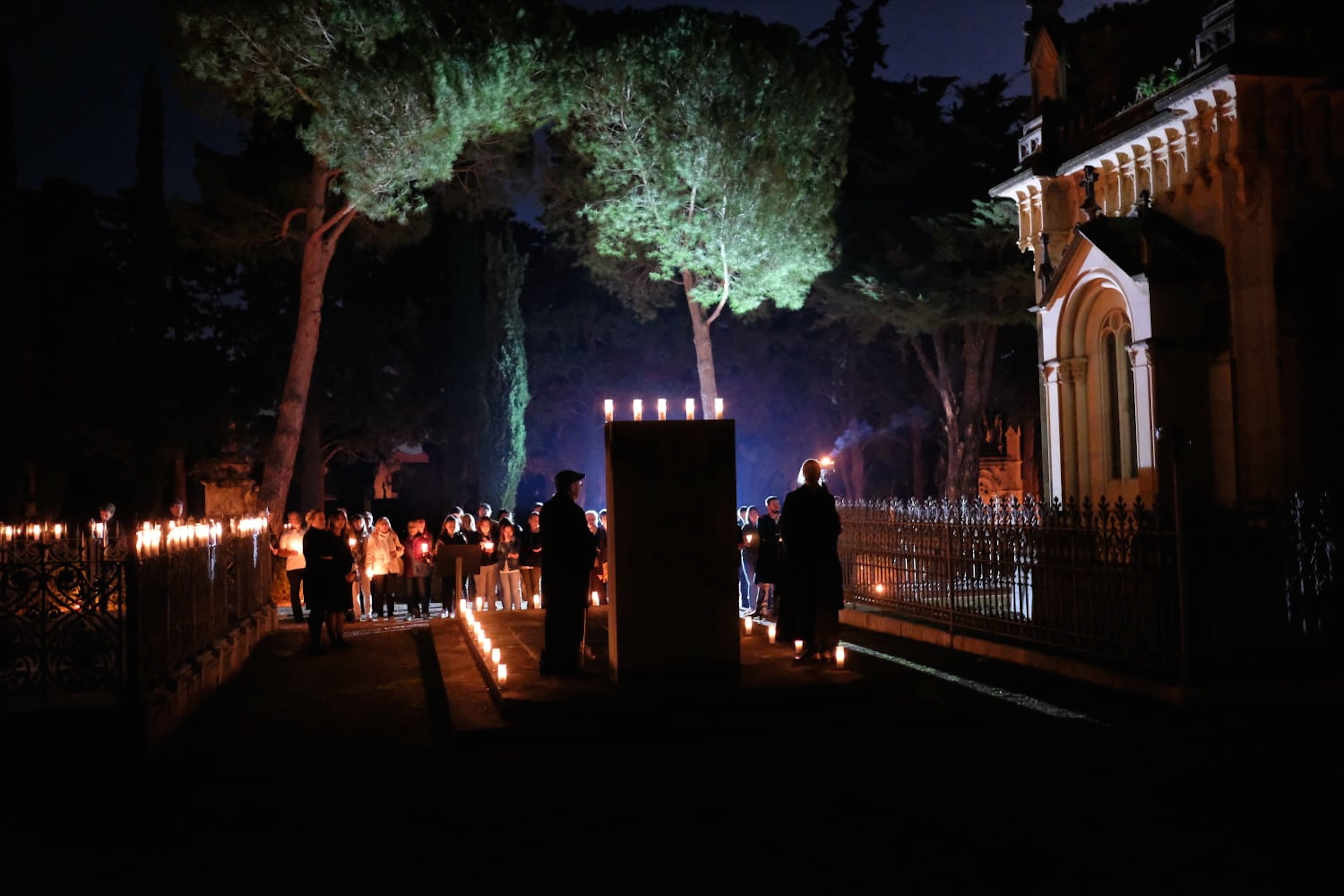 El Cementiri General de Reus acollirà els dies 22, 23 i 24 d'octubre un nou cicle de les visites nocturnes guiades, coincidint amb la festivitat de Tots Sants. Cada dia es programaran tres passis amb aquests horaris: 19.30h, 20,30h i 21.30h.