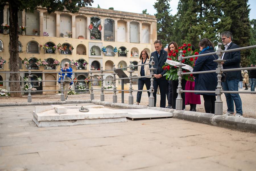 L'alcaldessa de Reus, Sandra Guaita, i altres membres de la Corporació municipal, han participat aquest divendres, 1 de novembre de 2024, en l'acte d'homenatge a totes les persones que s’han enterrat al Cementiri General de la ciutat