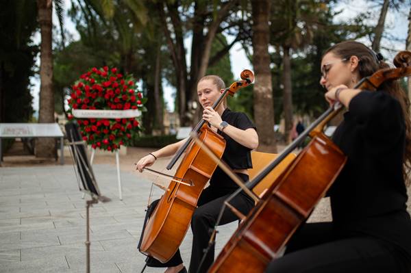 Durant el matí d'avui, dia de Tots Sants, la música d’un duet de violoncels a l’entrada principal i dos violins, ubicats a la part més nova del recinte funerari, han acompanyat els visitants en les ofrenes que realitzen als seus familiars i amics difunts.